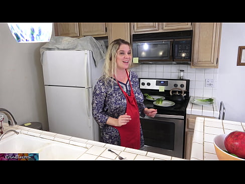 ❤️ Stepmom u munghje in cucina prima di a so data Video cazzo à porn co.desixxxtube.ru