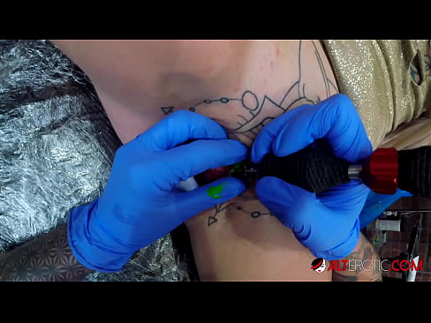 ❤️ Sully Savage, hottie estremamente tatuata, hà fattu un tatuatu nantu à u clitoris Video cazzo à porn co.desixxxtube.ru